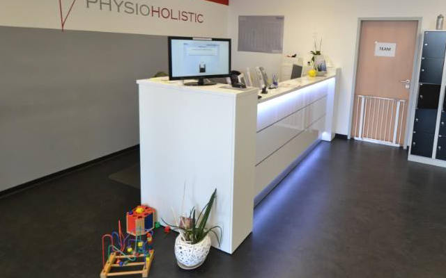 Weiße Theke für Physioholistic in Kaiserslautern